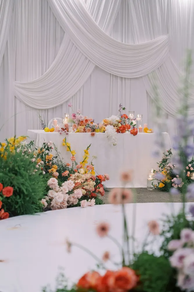 Çiçeklerle süslenmiş düğün ve event alanı