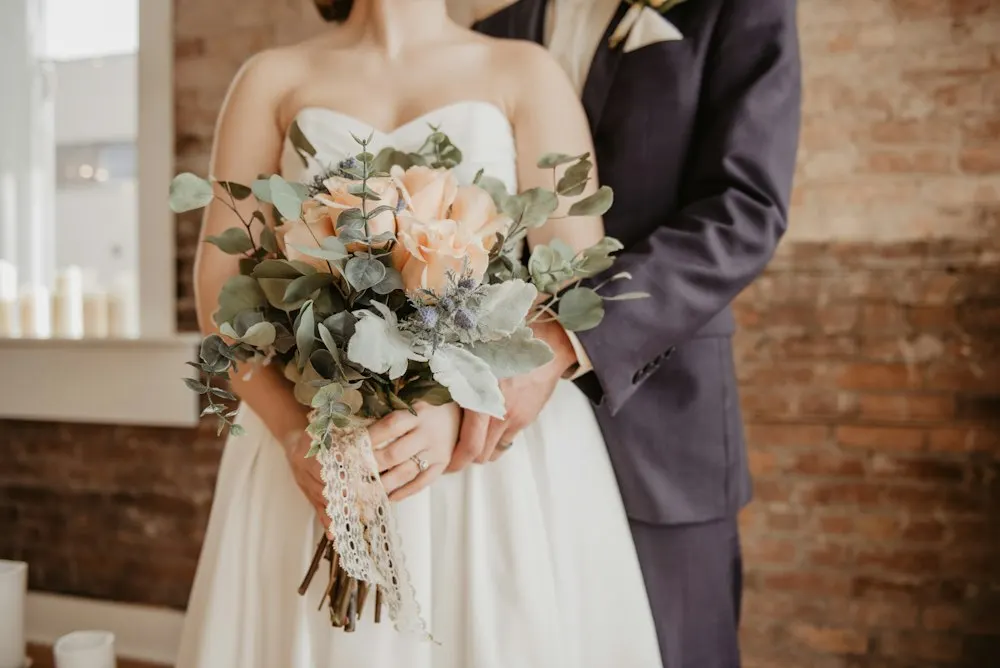 Gelin ve damat çiçekleriyle